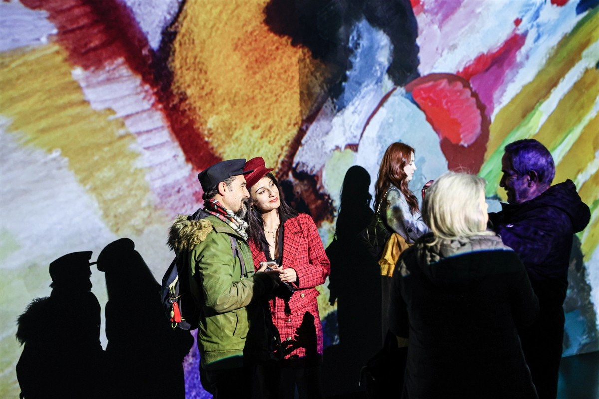 20. yüzyılın önemli sanatçılarından Vasili Vasilyeviç Kandinsky'yi konu edinen "Kandinsky: Mavi...