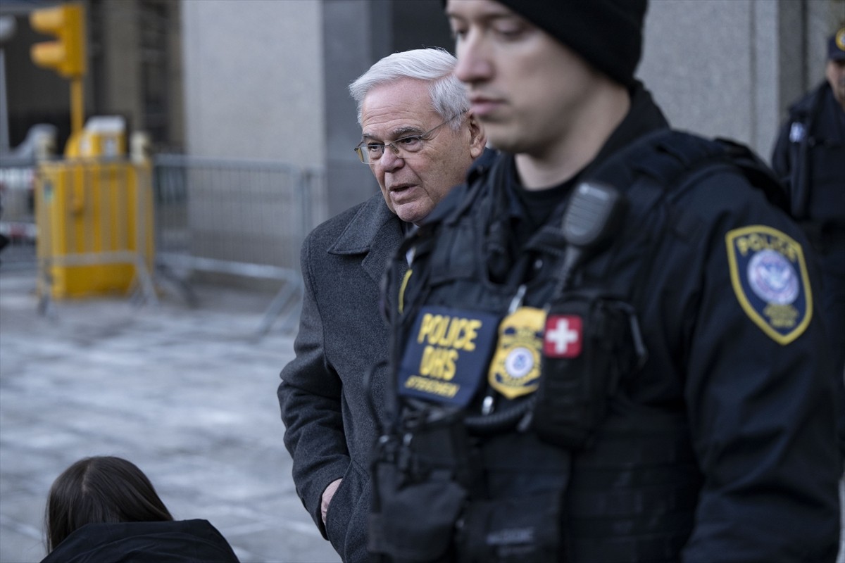 ABD'de hakkındaki rüşvet ve yolsuzluk suçlamalarıyla yargılanan ve jüri tarafından suçlu bulunan...