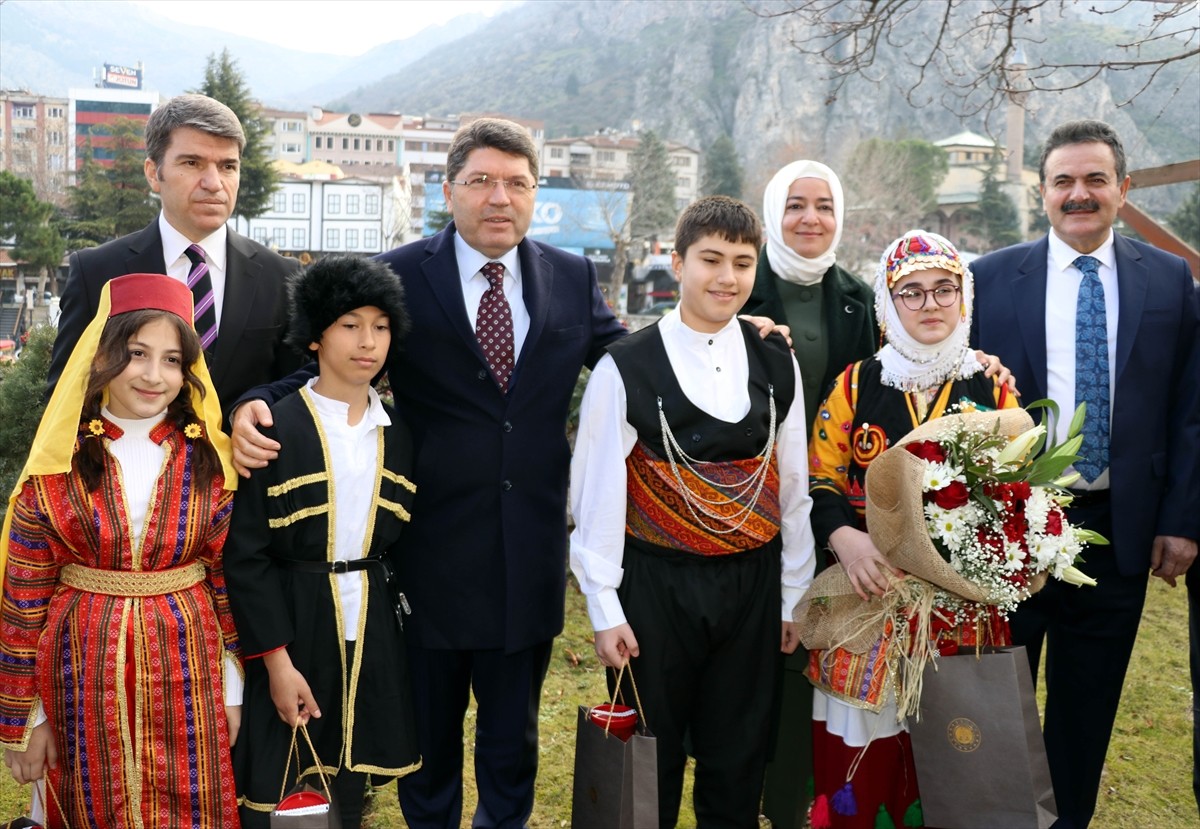 Adalet Bakanı Yılmaz Tunç (solda), Amasya'da ziyaretler gerçekleştirdi. Bakan Tunç, Amasya...