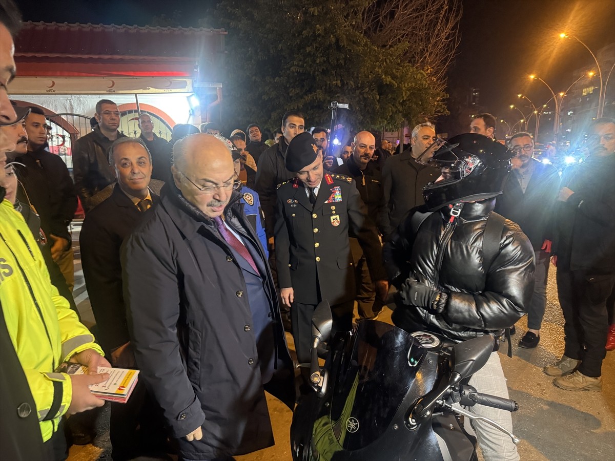Adana'da 8 bin 372 polis ve jandarmanın katılımıyla "Yılbaşı Huzur ve Güven" uygulaması...