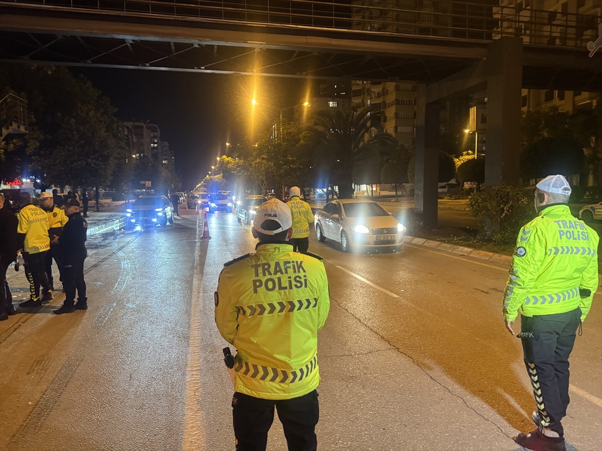 Adana'da 8 bin 372 polis ve jandarmanın katılımıyla "Yılbaşı Huzur ve Güven" uygulaması...