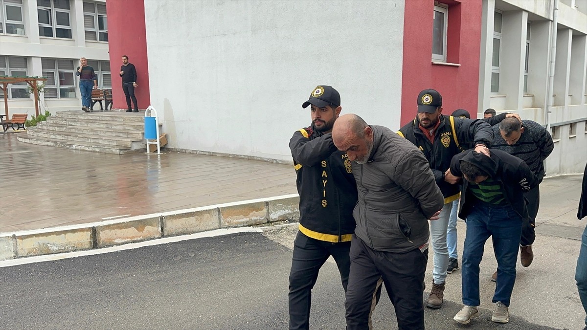 Adana'da bir kadının öldürülmesiyle ilgili gözaltına altına alınan 5 şüpheliden 3'ü...