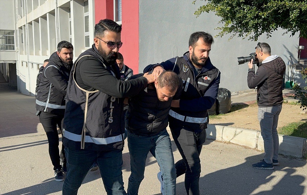 Adana'da bir panelvanda 2 milyon 500 bin makaron (filtreli sigara kağıdı) ele geçirildi, gözaltına...