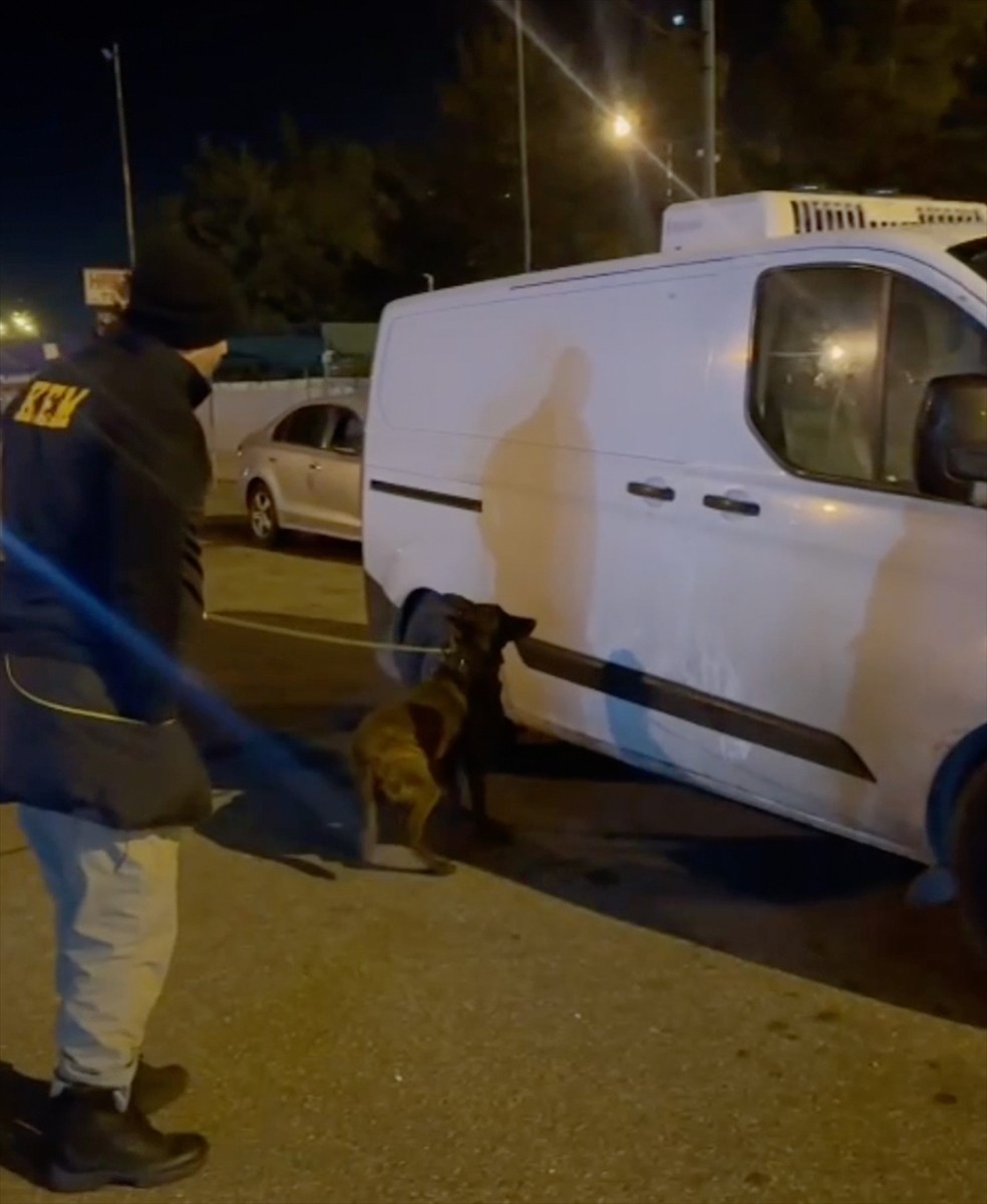 Adana'da bir panelvandaki sakatatların arasına gizlenen valizde 44 kilogram esrar ele geçirildi, 4...