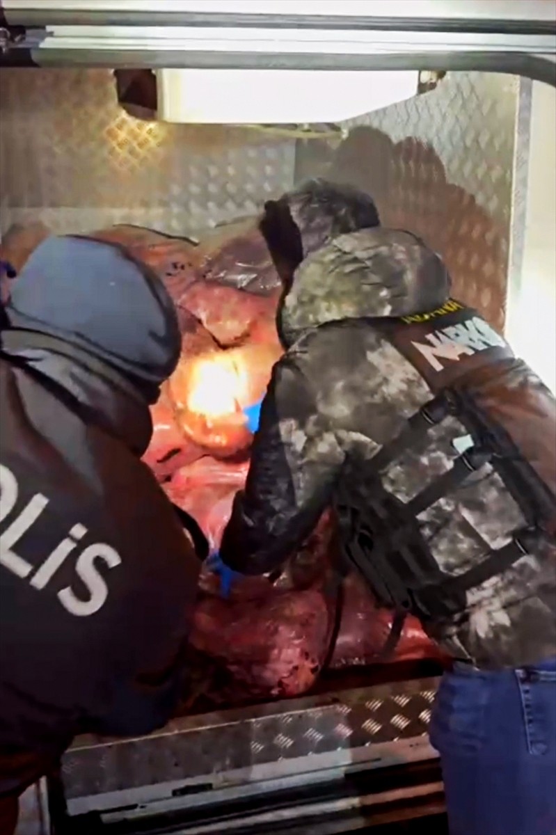 Adana'da bir panelvandaki sakatatların arasına gizlenen valizde 44 kilogram esrar ele geçirildi, 4...