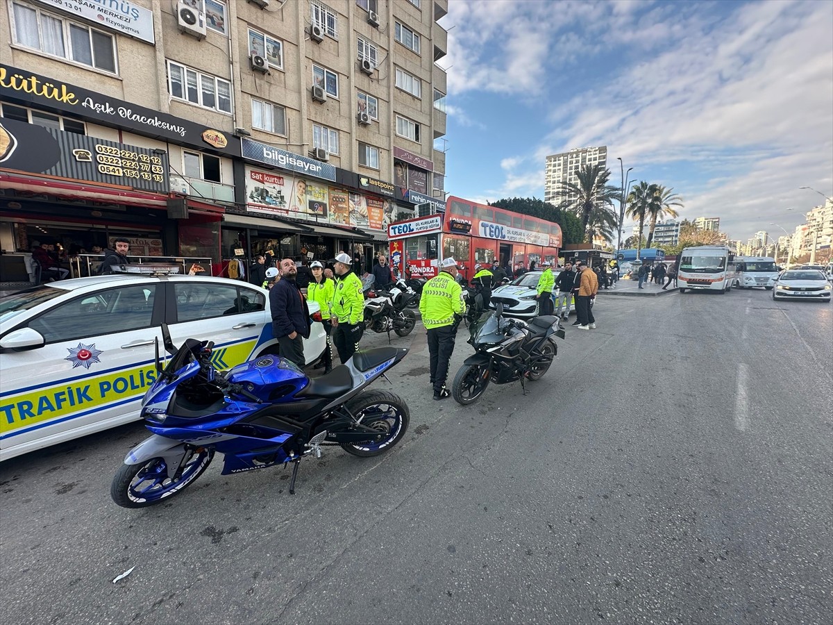 Adana'da dron destekli trafik uygulamasında 32 sürücüye çeşitli suçlardan ceza yazıldı.