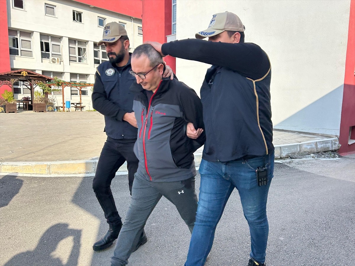 Adana'da hakkında 12,5 yıl kesinleşmiş hapis cezası bulunan firari FETÖ hükümlüsü eski yüzbaşı...