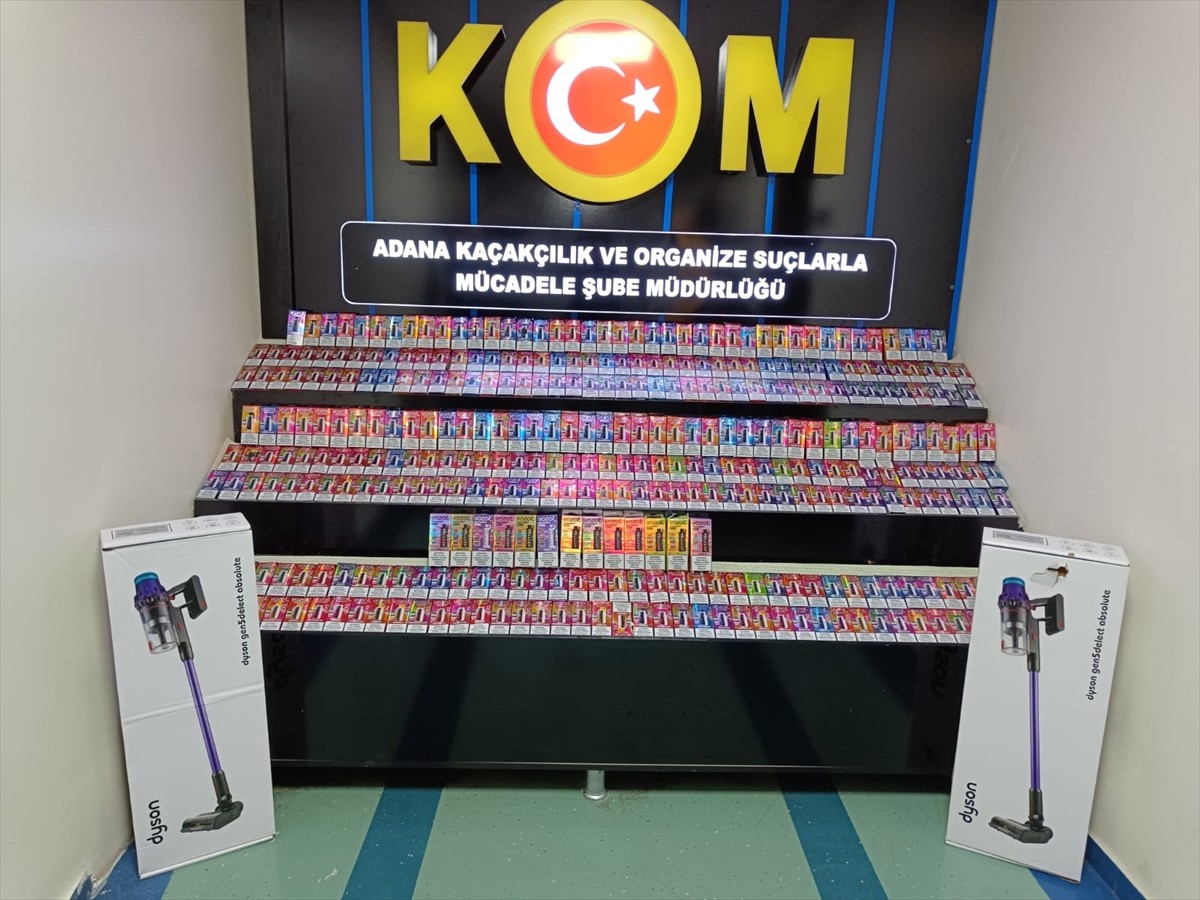 Adana'da kaçak 502 elektronik sigara ve 2 elektrikli süpürge ele geçirilen aracın sürücüsü...