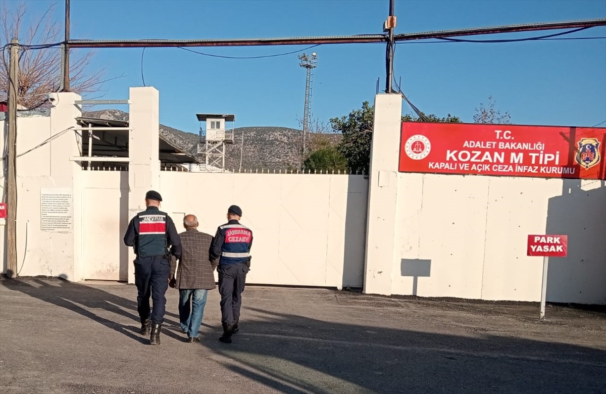 Adana'da kesinleşmiş hapis cezası bulunan 2 firari hükümlü, jandarmanın operasyonuyla yakalanarak...
