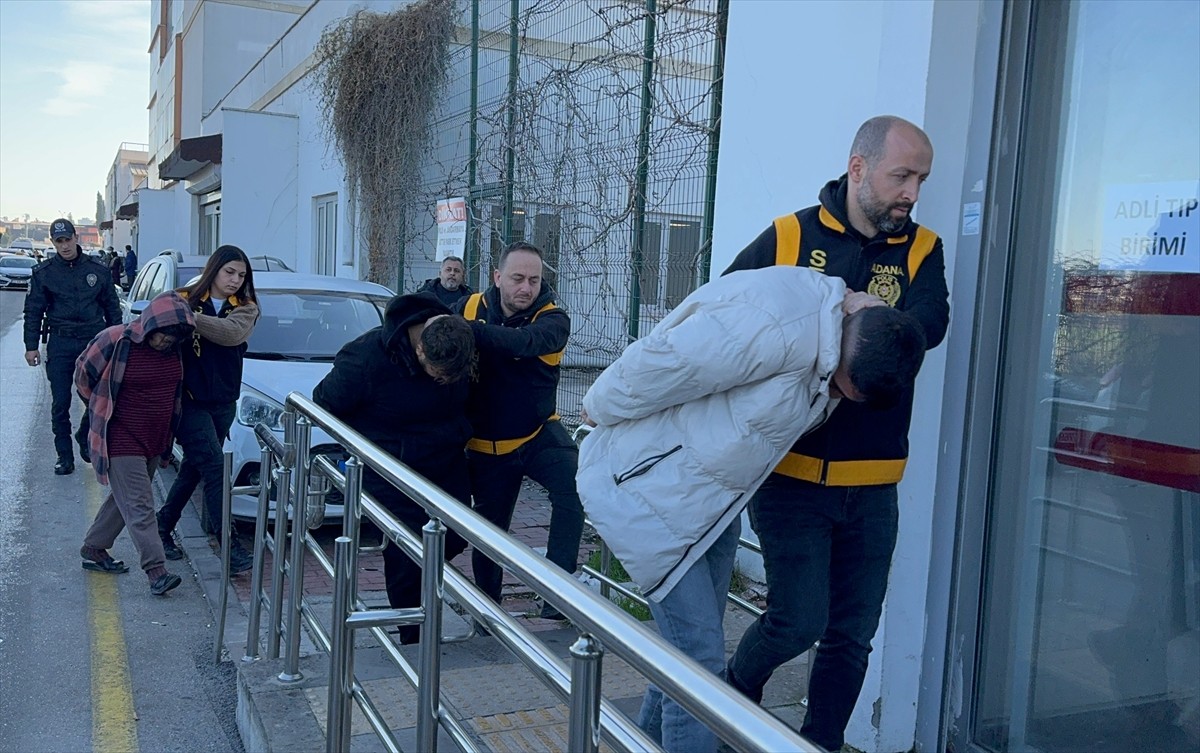 Adana'da ruhsatlı 10 silahı çalındığı ihbarında bulunarak yasa dışı yollarla satmaya çalıştıkları...