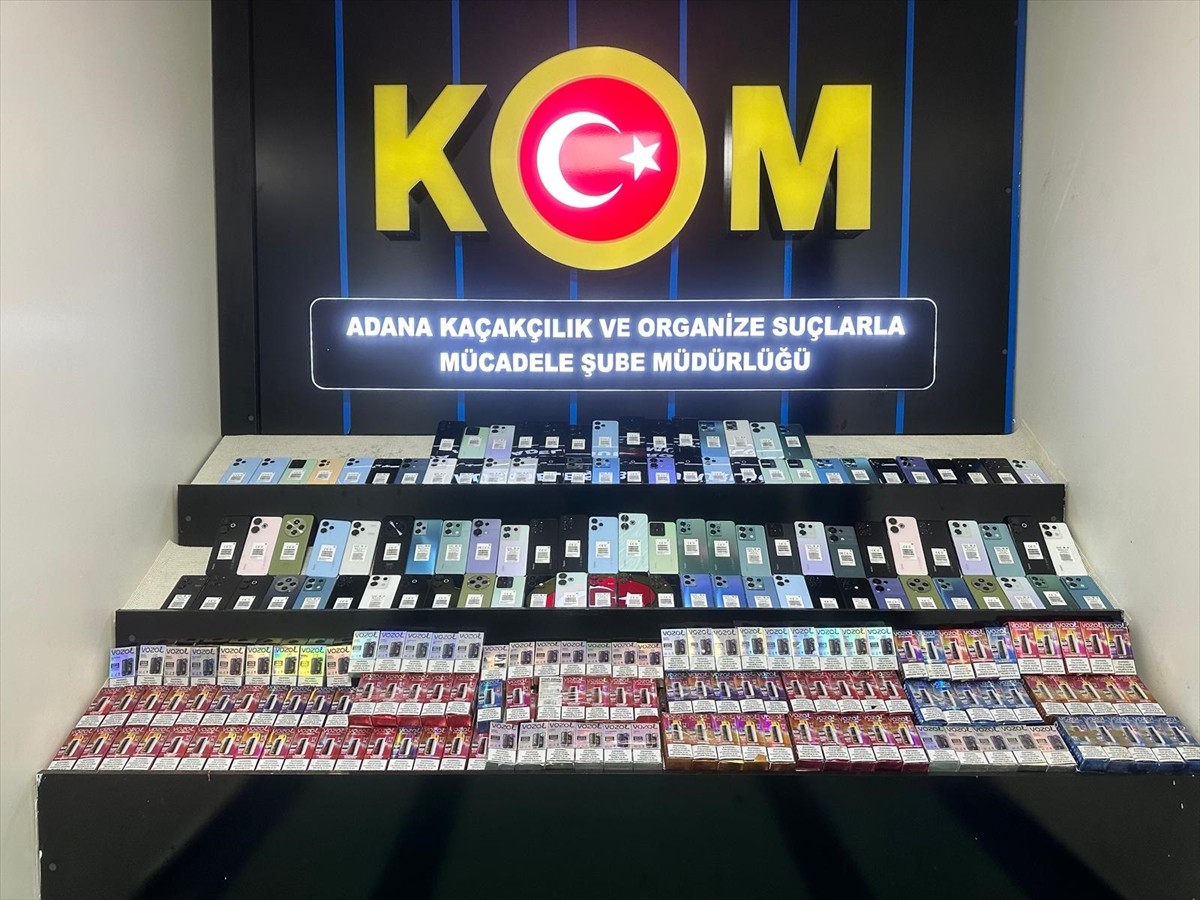 Adana'da tırda kaçak 100 cep telefonu ve 300 elektronik sigara ele geçirildi, sürücü gözaltına...