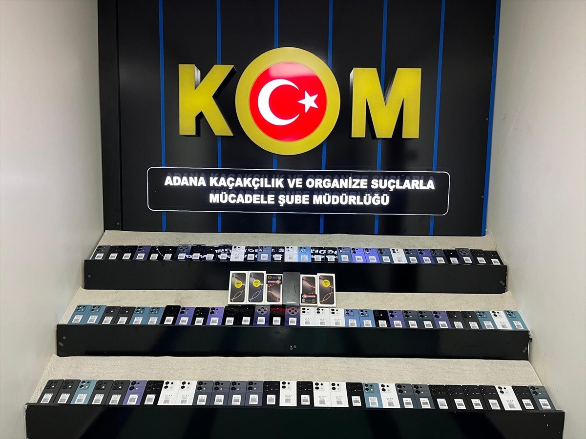 Adana'da yedek yakıt tanklarında gümrük kaçağı 96 cep telefonu ele geçirilen kamyonun sürücüsü...