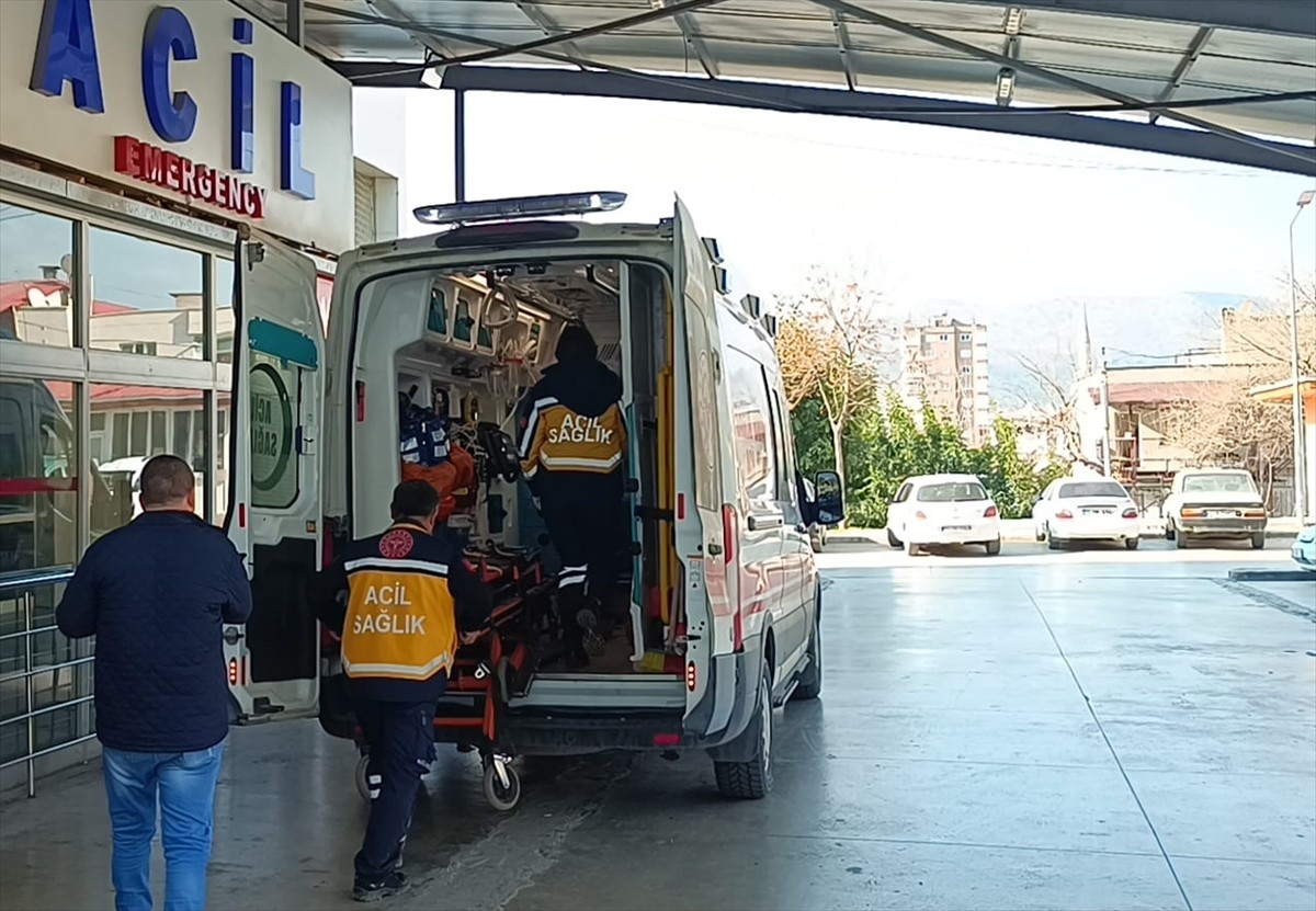 Adana'nın Feke ilçesinde köprüden geçerken ırmağa devrilen vinçteki 2 kişi yaralandı. İhbar...