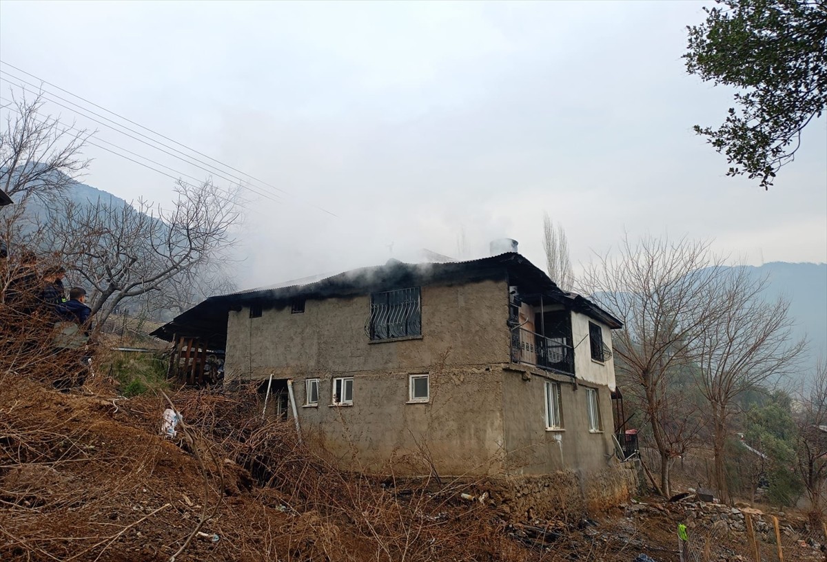 Adana'nın Feke ilçesinde müstakil evde çıkan yangın söndürüldü.