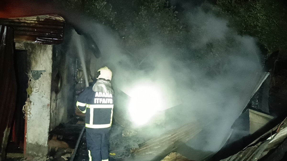 Adana'nın Kozan ilçesinde, evin bahçesinde peynir yapımında kullanılacak sütü kaynatmak için...