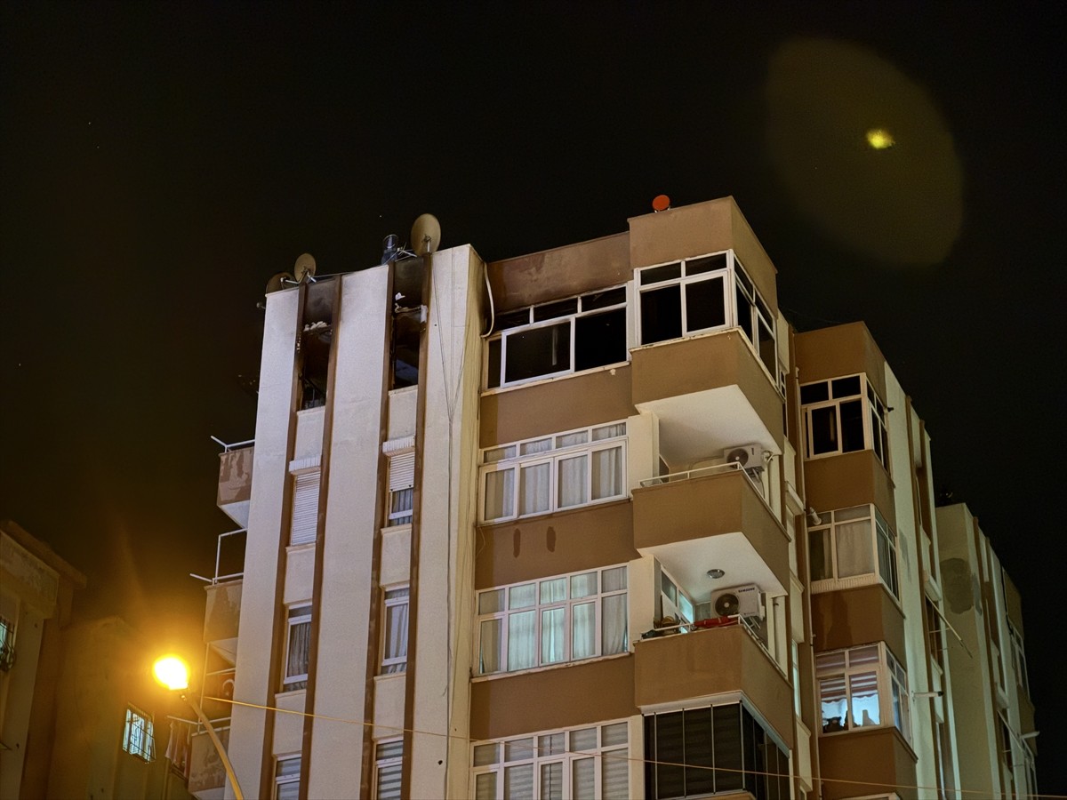 Adana'nın merkez Çukurova ilçesinde bir kişinin ateşe verdiği evi kullanılamaz hale geldi.