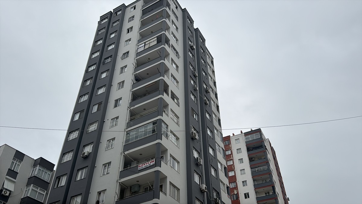 Adana'nın merkez Çukurova ilçesinde cam silerken 13. kattan düşen kadın hayatını kaybetti. Olay...