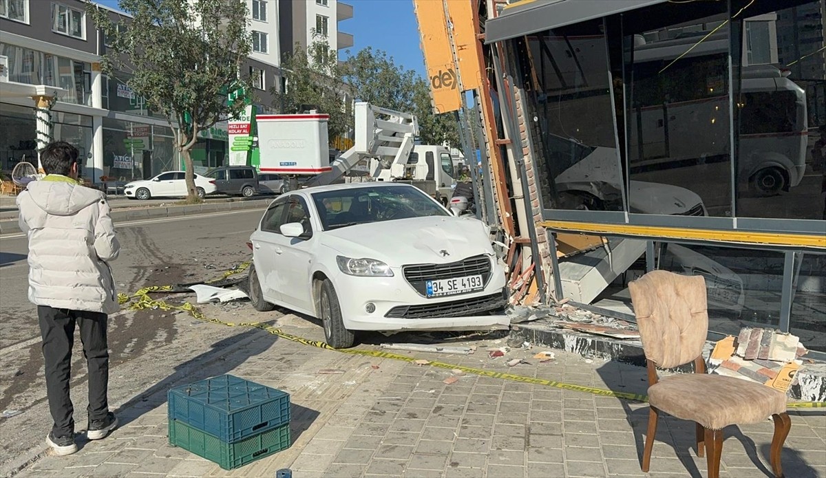 Adana'nın merkez Sarıçam ilçesinde otomobil ile motosikletin karıştığı kazada 2'si yaya 4 kişi...