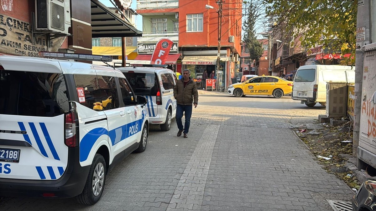Adana'nın merkez Seyhan ilçesinde çıkan kavgada bir kişi tabancayla vurularak hayatını kaybetti....