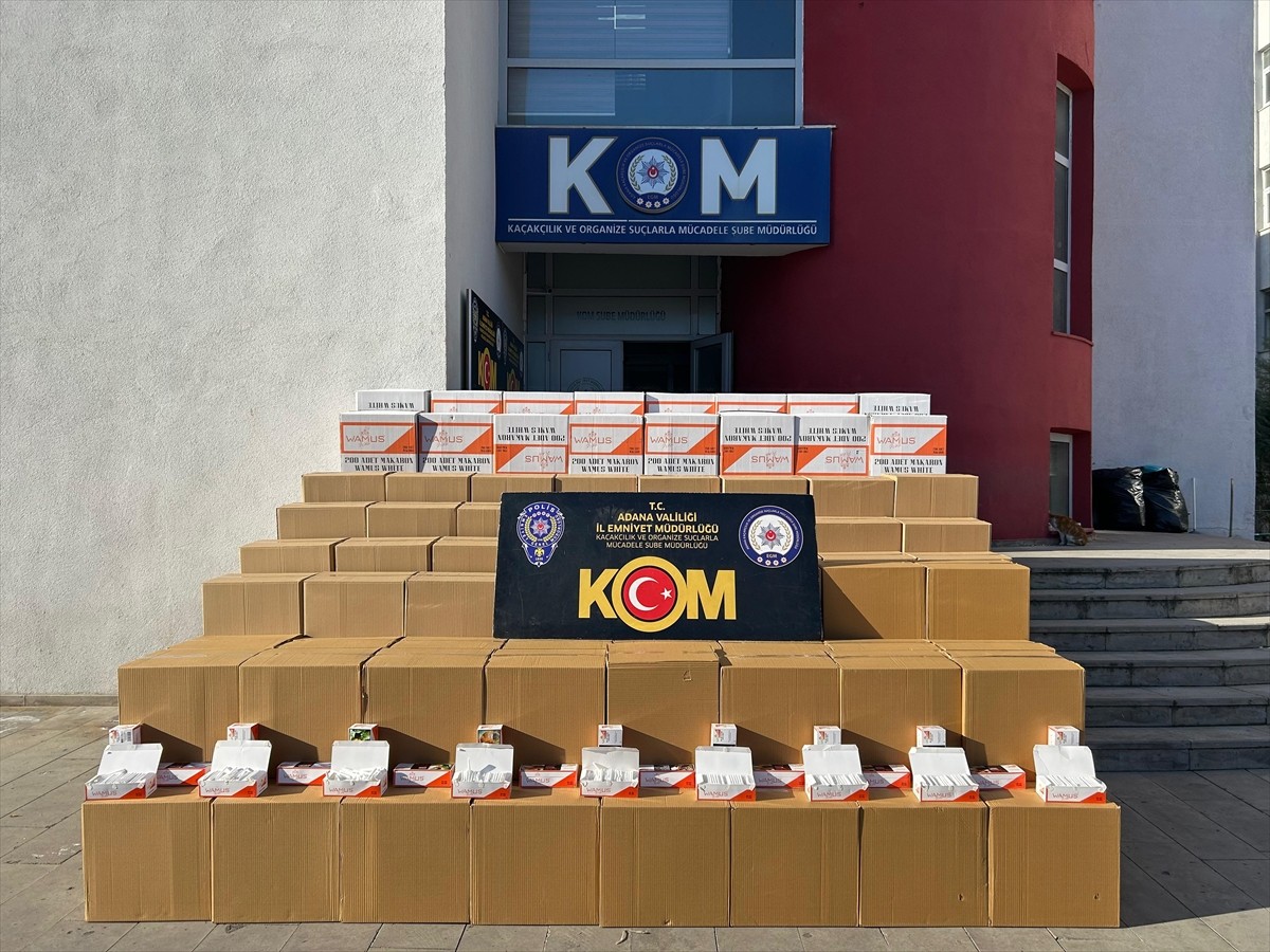 Adana'nın merkez Seyhan ilçesinde kamyonette 2 milyon 350 bin makaron (filtreli sigara kağıdı) ele...