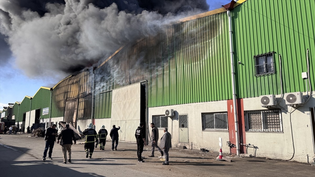 Adana'nın merkez Seyhan ilçesinde, plastik geri dönüşüm tesisinde çıkan yangına müdahale...