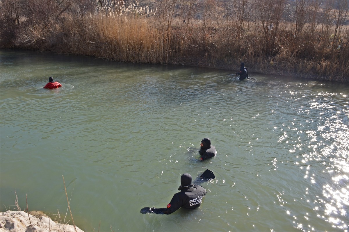Adıyaman'da 6 gündür kayıp olan Nuriye Parmaksız için arama çalışmaları sürüyor.