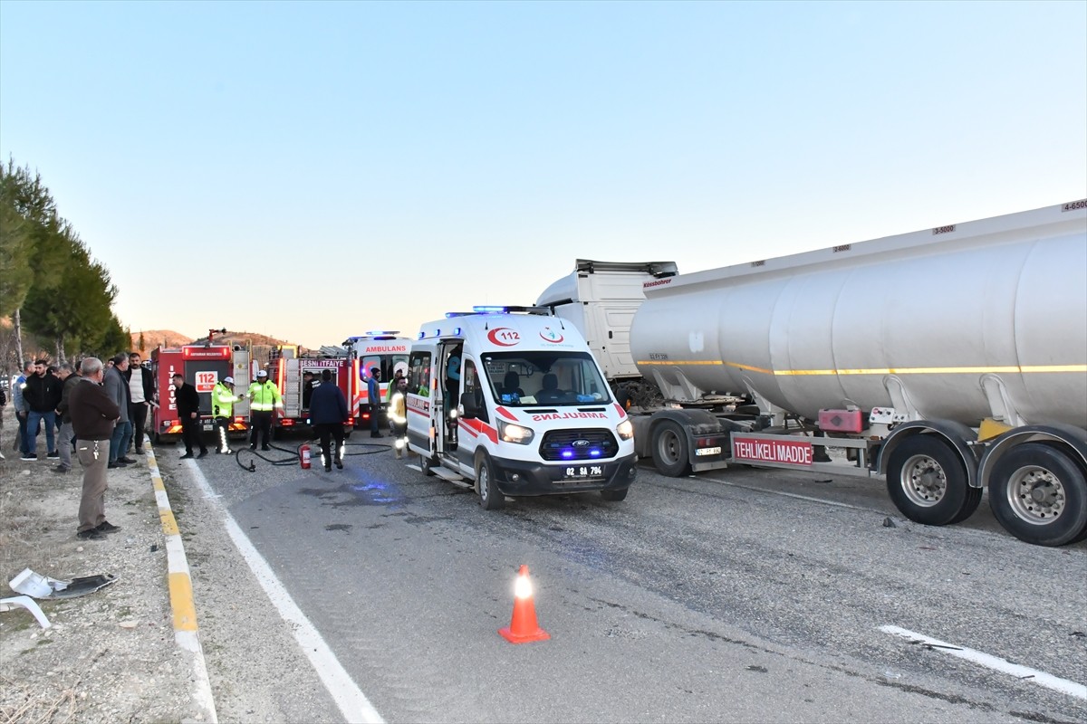 Adıyaman'da akaryakıt tankeriyle otomobilin çarpışması sonucu 3 kişi hayatını kaybetti, 4 kişi...