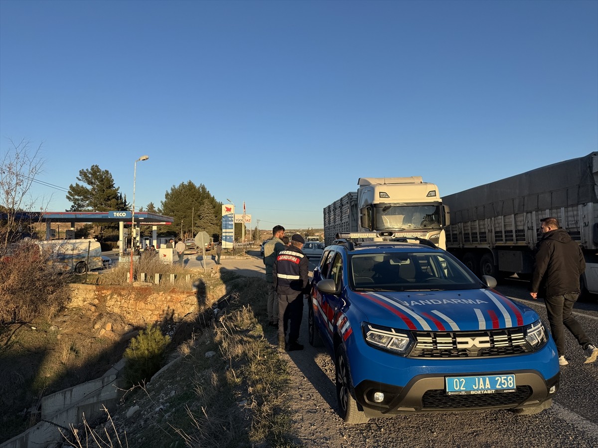 Adıyaman'da tırın çarptığı yaya hayatını kaybetti. Ekipler kaza mahallinde çalışma...