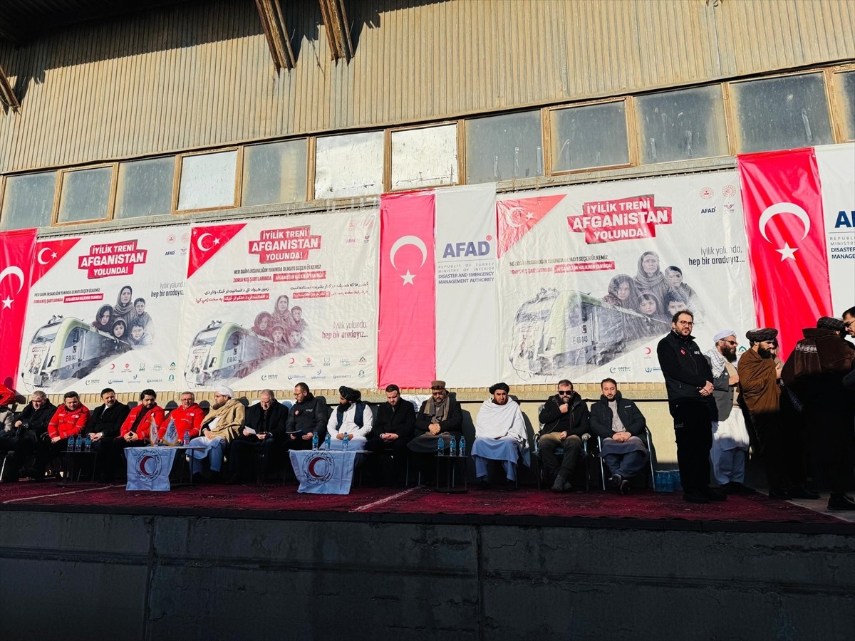 Afet ve Acil Durum Yönetimi Başkanlığı (AFAD) koordinasyonunda insani yardım malzemelerini taşıyan...