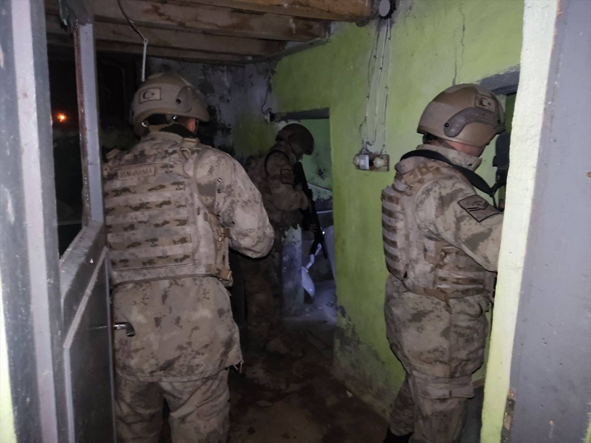 Ağrı'da yasa dışı yollarla yurda giren 53 düzensiz göçmen yakalandı. Denetimde ayrıca farklı...