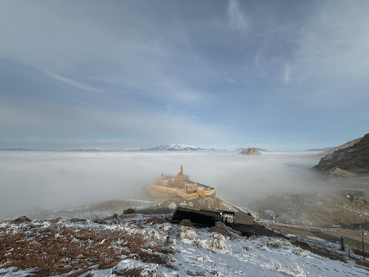 Ağrı'nın Doğubayazıt ilçesinde bulunan tarihi İshak Paşa Sarayı ve çevresi sisle...