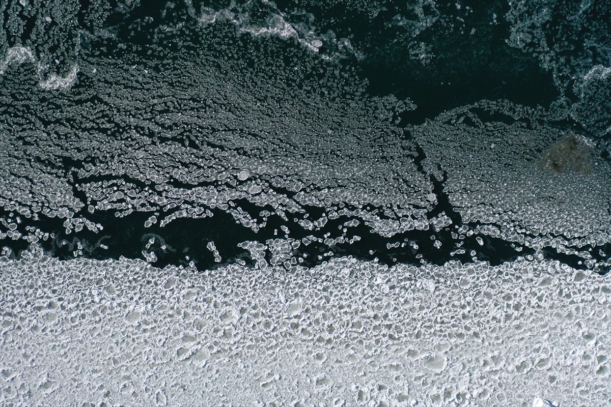 Ağrı'nın Taşlıçay ilçesinde bulunan 2 bin 241 rakımlı Balık Gölü'nde soğuk havanın etkisiyle...