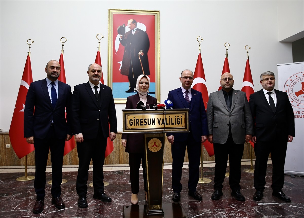 Aile ve Sosyal Hizmetler Bakanı Mahinur Özdemir Göktaş (ortada), Giresun Valiliği'ni ziyaret etti....