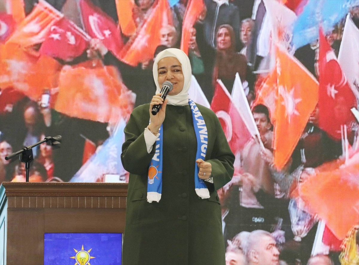 AK Parti Genel Başkan Yardımcısı Fatma Betül Sayan Kaya, Amasya Spor Salonu'nda düzenlenen AK...