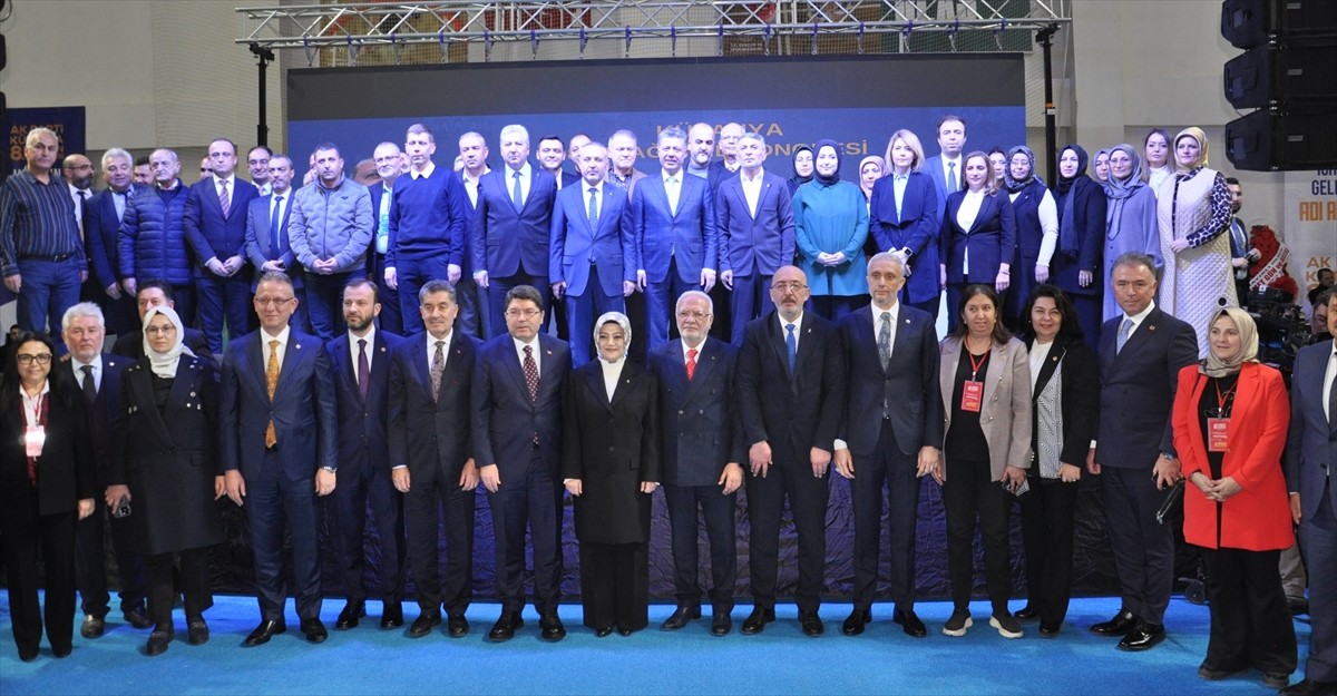 AK Parti Genel Başkanvekili Mustafa Elitaş, Kütahya Yeni Spor Salonu'nda düzenlenen AK Parti 8....