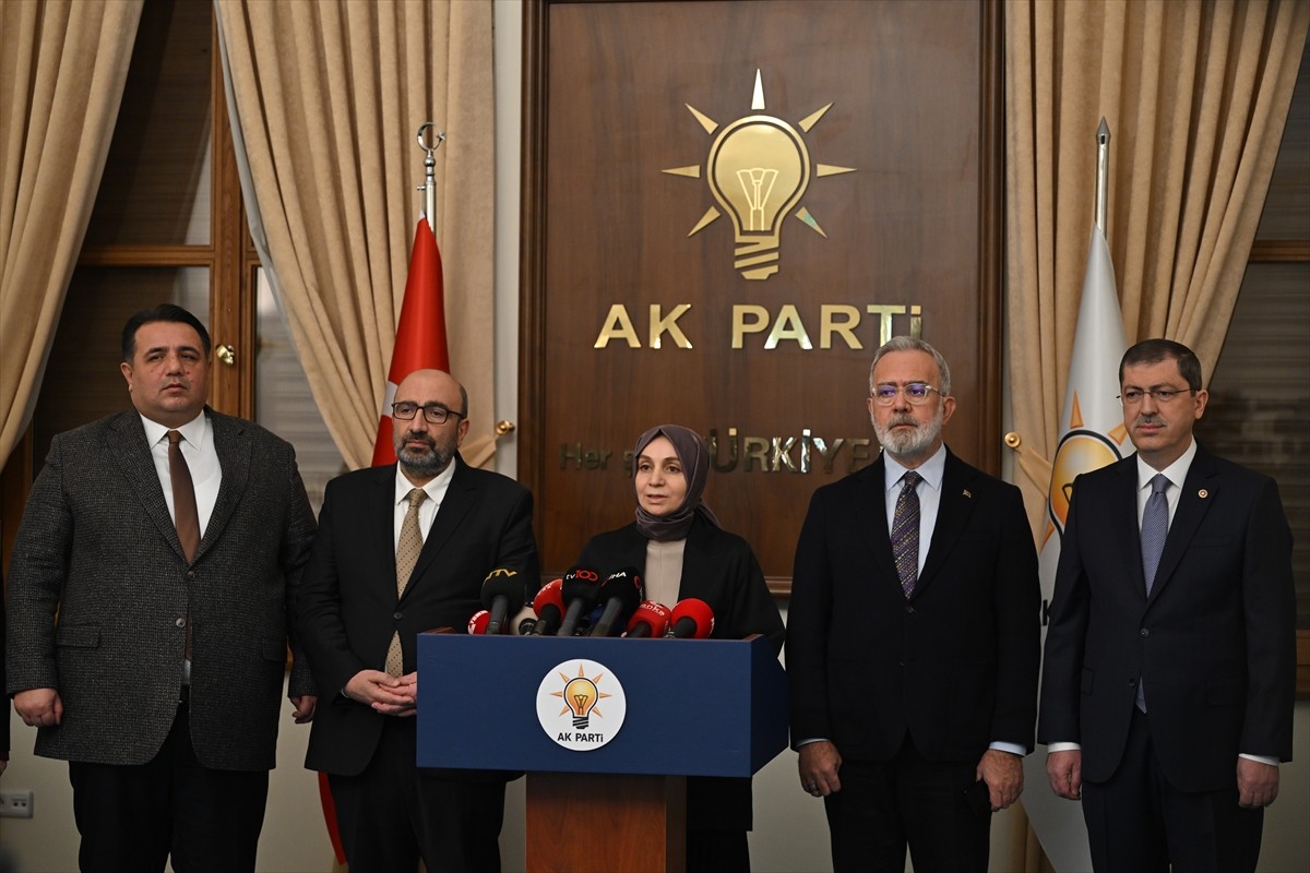 AK Parti Grup Başkanvekili Leyla Şahin Usta (fotoğrafta), AK Parti Grup Başkanvekili Bahadır...