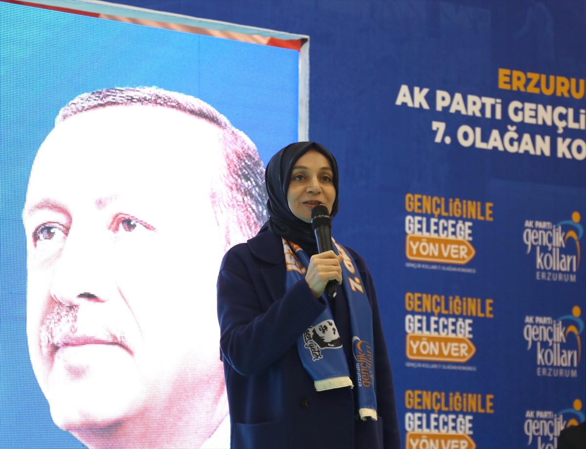 AK Parti Grup Başkanvekili Leyla Şahin Usta, Kazım Karabekir Spor Salonu'nda düzenlenen AK Parti...
