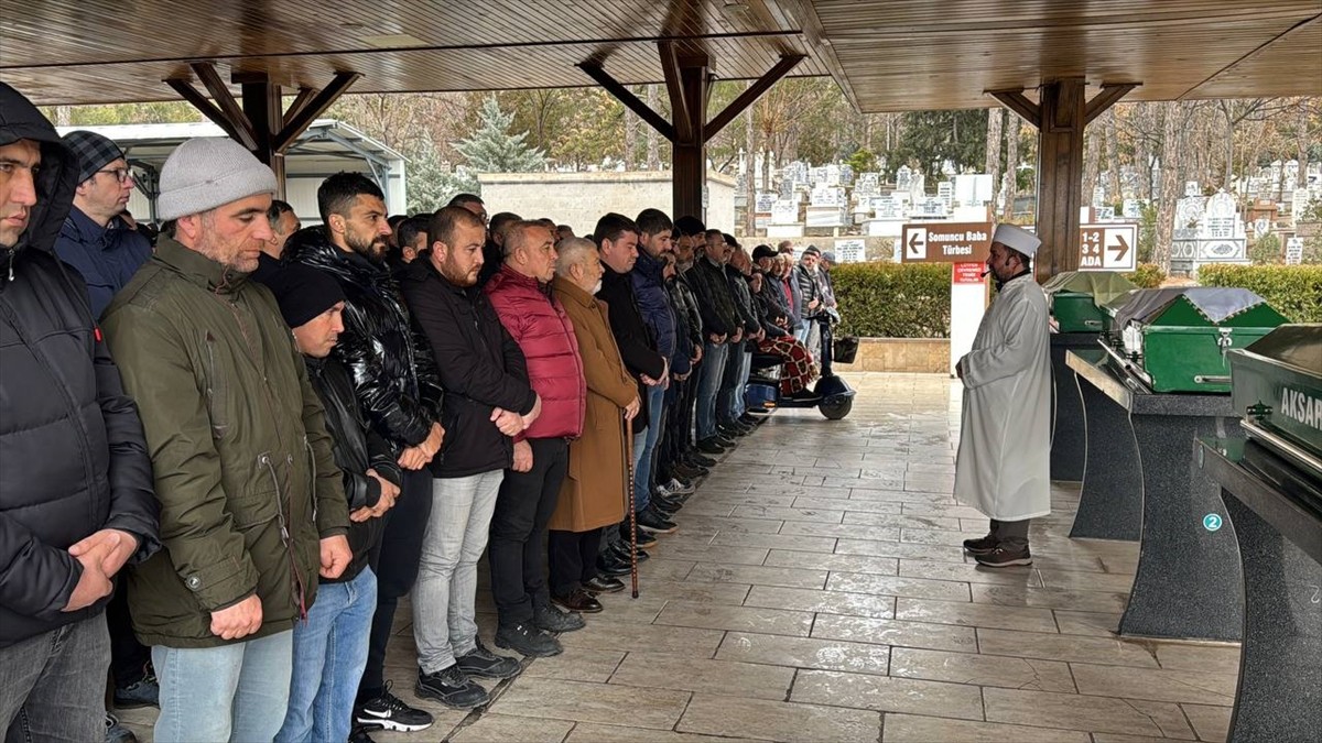 Aksaray'da evde çıkan yangında hayatını kaybeden 3 yaşındaki çocuğun cenazesi defnedildi.