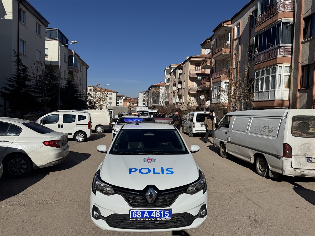 Aksaray'da komşular arasında çıkan bıçaklı kavgada yaralanan kişi hastaneye kaldırıldı. İhbar...