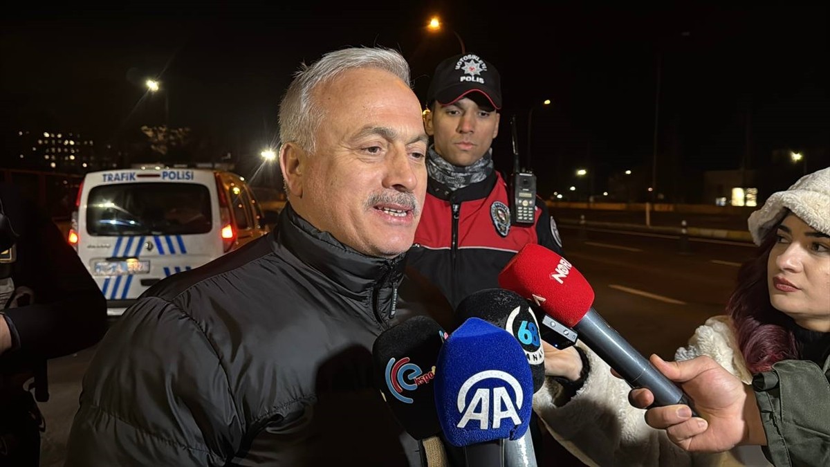 Aksaray Valisi Mehmet Ali Kumbuzoğlu (fotoğrafta), yeni yıla görevi başında giren personeli...