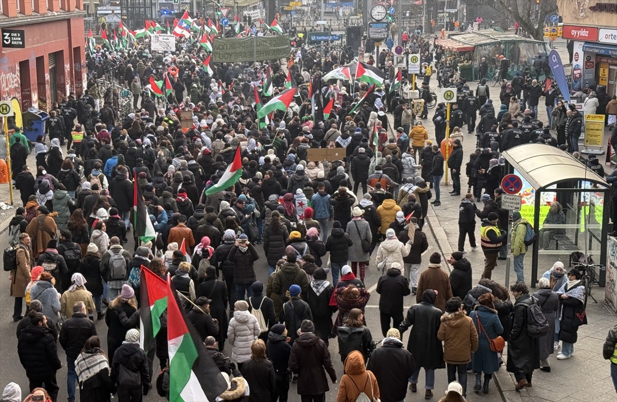 Almanya’nın başkenti Berlin’de binlerce kişi Filistin’e destek gösterisine katıldı. İsrail’in...
