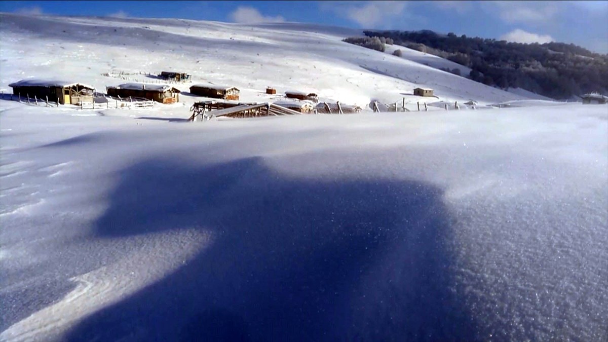  Amasya'nın yüksek kesimlerinde kar yağışı etkili oldu. Dereli, Belevi ve Tekke yaylalarında öğle...