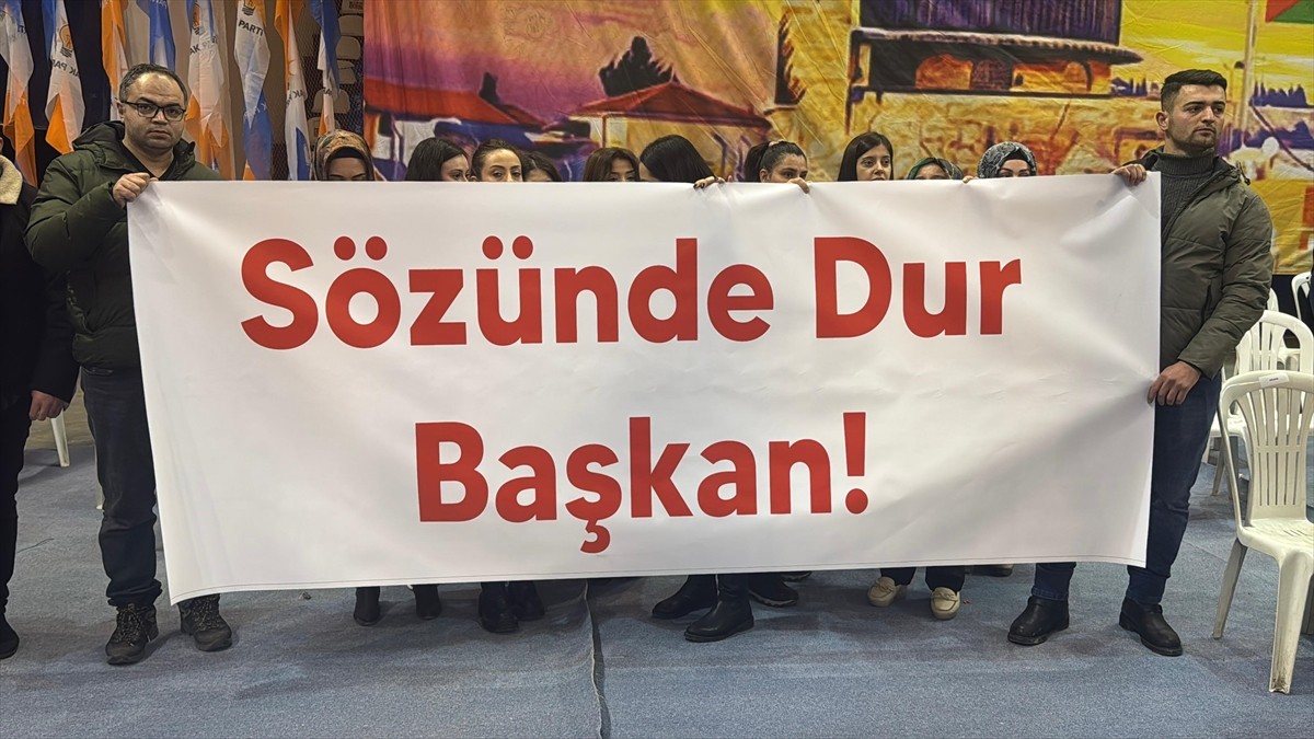 Amasya Belediyesi’nin işten çıkardığı işçiler, Amasya Spor Salonu'nda düzenlenen AK Parti 8....
