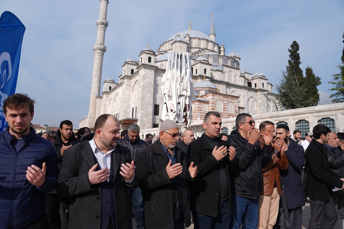 Anadolu Gençlik Derneği (AGD) üyeleri, hayatını kaybeden İzzeddin el-Kassam Tugayları Komutanı...