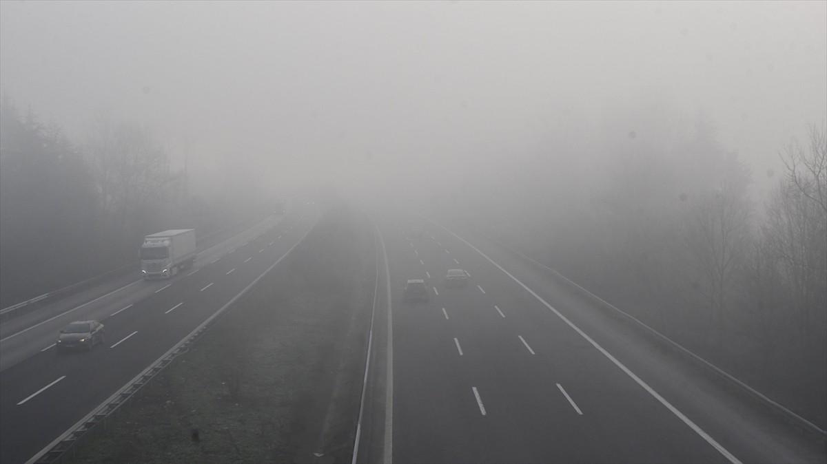 Anadolu Otoyolu'nun Düzce kesiminde sis, görüş mesafesini düşürdü.