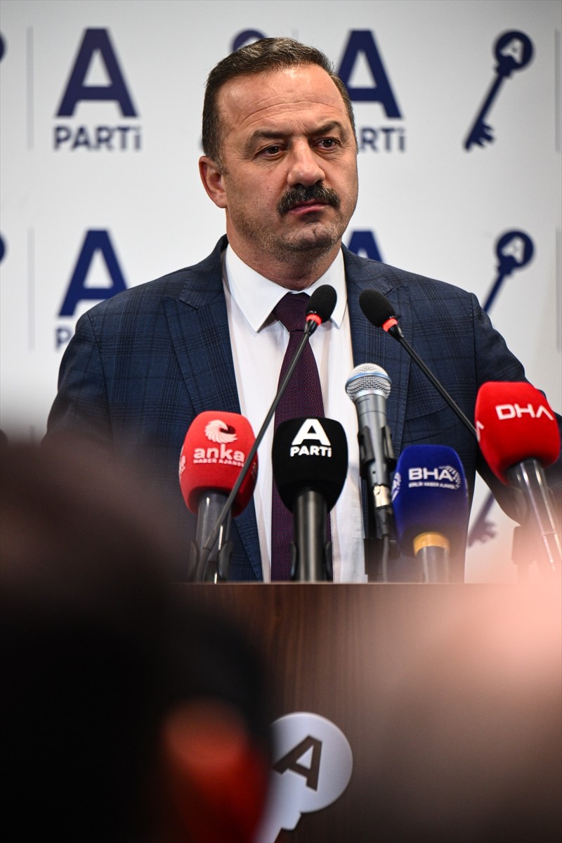 Anahtar Parti Genel Başkanı Yavuz Ağıralioğlu, partisinin genel merkezinde düzenlediği basın...