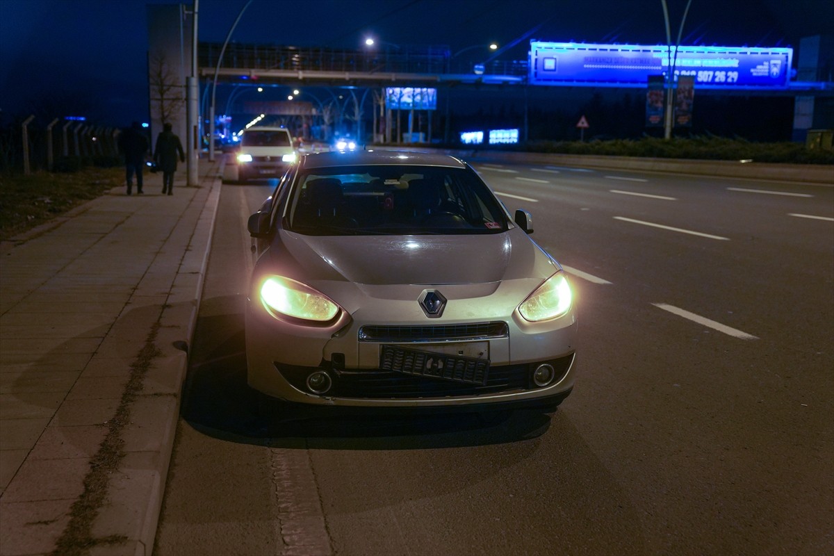 Ankara'da tartıştığı erkek arkadaşının kullandığı otomobilden atlayan genç kız, seyir halindeki...