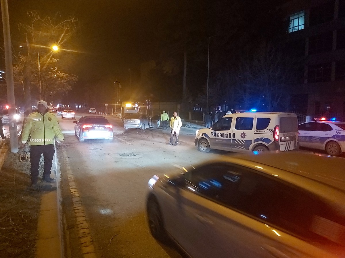 Ankara'nın Çubuk ilçesinde meydana gelen trafik kazasında yaralanan 4 kişi tedavi altına...