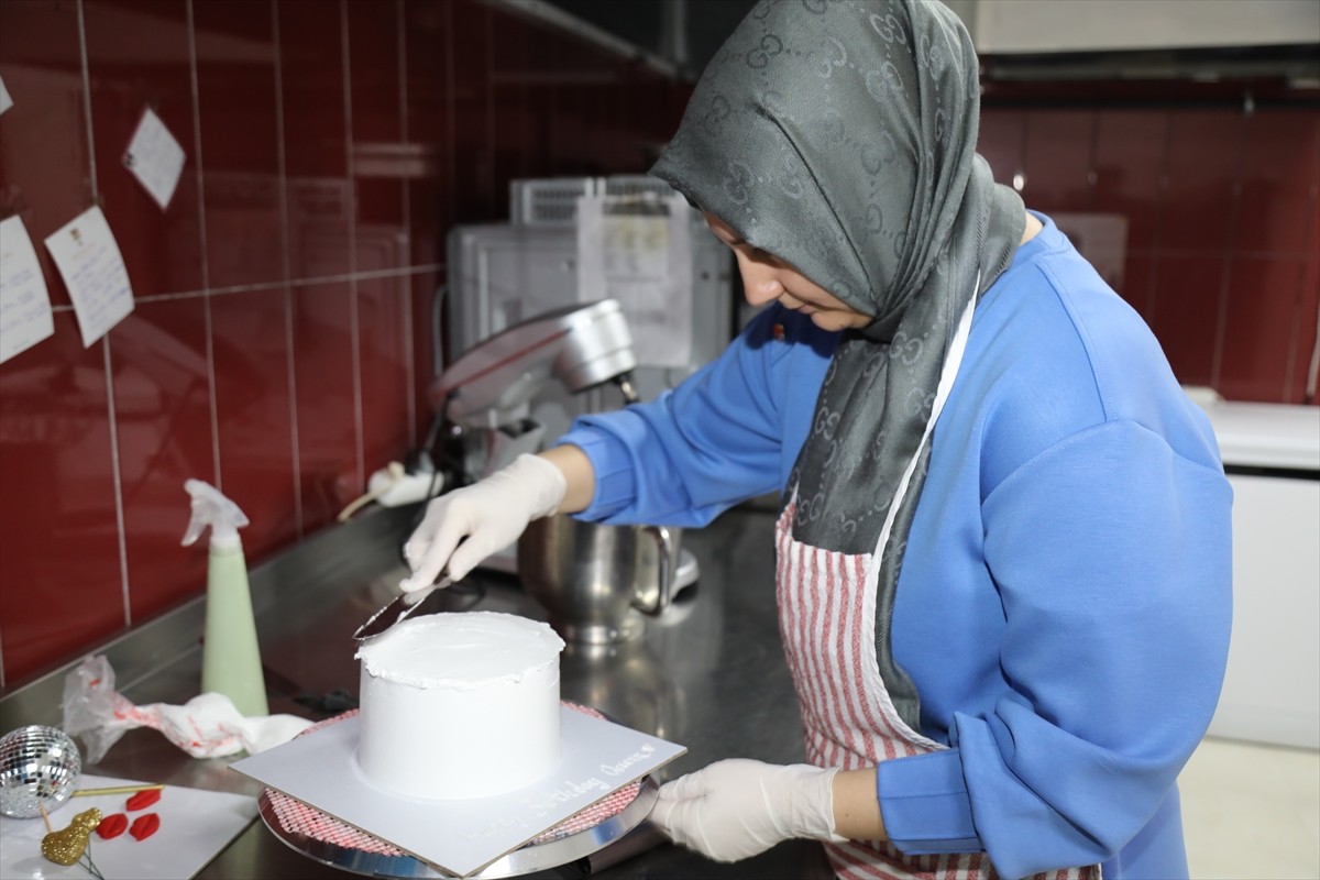 Ankara'nın Çubuk ilçesinde yaşayan Rukiye Yüzlü, annesini kaybettikten sonra acısını unutmak için...