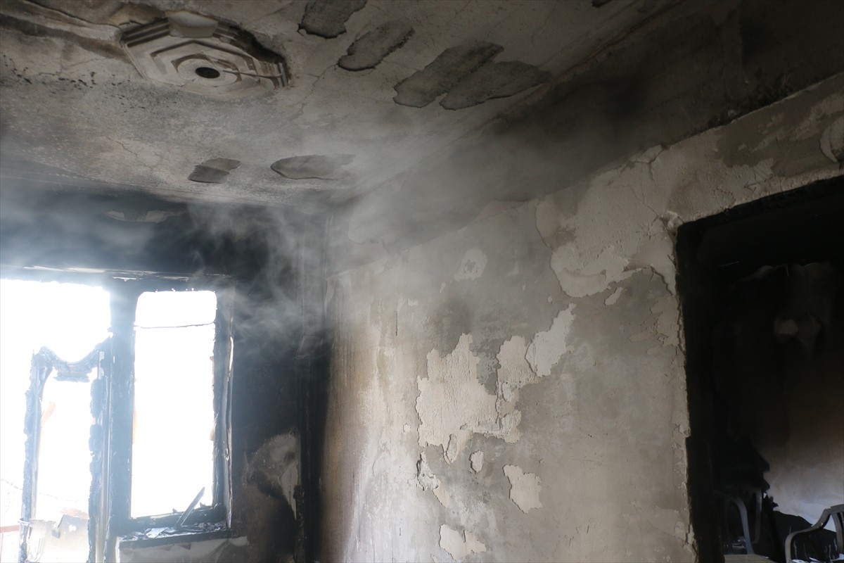 Ankara'nın Keçiören ilçesinde bir evde çıkan yangında 8 kişi dumandan etkilendi. İtfaiye ekipleri...